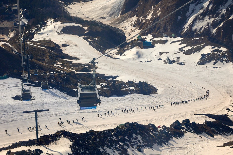 Вертикальный километр время. Эльбрус вершина. Red Fox Elbrus Race - 2023. Туристы Эльбрус май 2023.